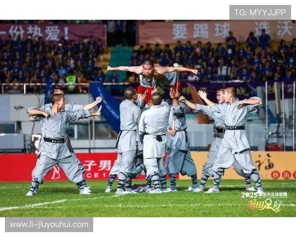 高温酷暑下的足球挑战赛激情开赛 热血奋战尽显运动员不屈风采